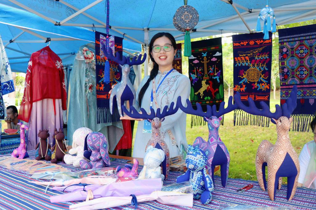 民族手工艺与文创主题特色展区。